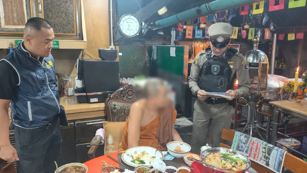 ช็อกวงการผ้าเหลือง! กองปราบรวบ "หลวงพ่ออติโชติ" เจ้าอาวาสวัดพุทไธศวรรย์ ยักยอกเงินวัด 92 ล้าน  โอนให้สีกาคนสนิท ซ้ำคาหนังคาเขาคากุฏิ(มีคลิป)