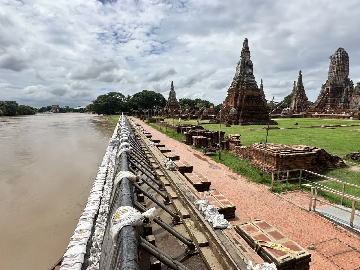 เร่งเสริมบังเกอร์วัดกษัตราฯ - วัดไชยฯ "พระ-ทหาร" ตั้งรับน้ำเจ้าพระยาทะลัก"