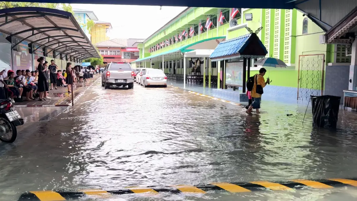 ฝนกระหน่ำเมืองชัยนาทหนัก! ร.ร.ประกาศหยุดเรียนฉุกเฉิน น้ำเหนือเขื่อนเจ้าพระยาดันสูง