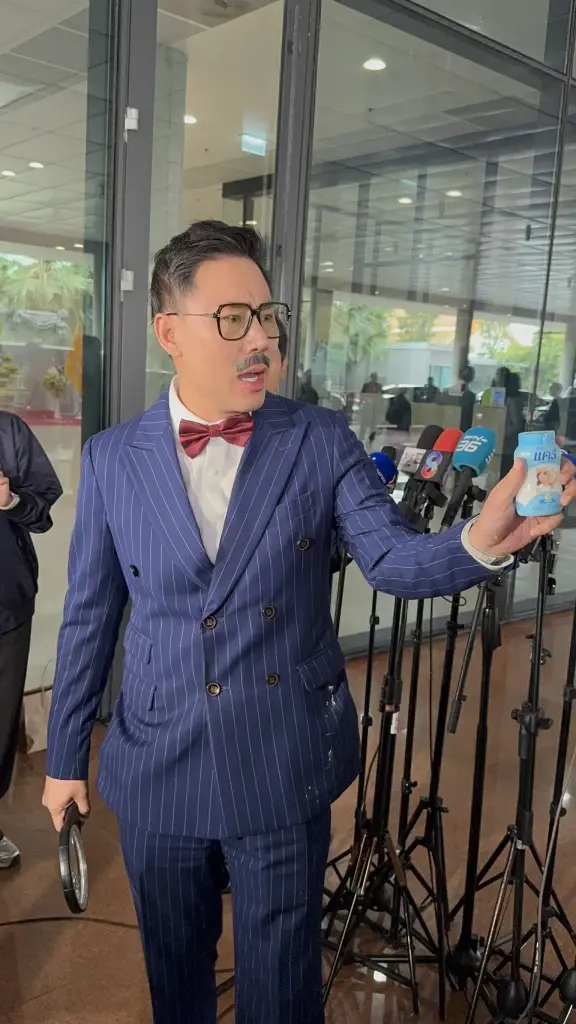 "ทนายตั้ม" จัดเต็มคอสเพลย์ "โคนัน" ขับสปอร์ตแดงบุกสภา ทวงโควตา "สลากผู้พิการ"