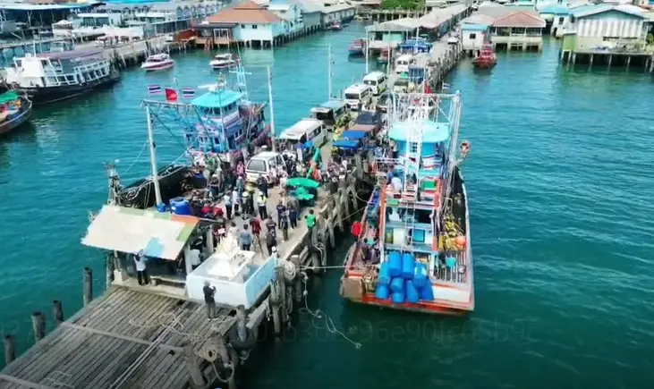 พายุถล่ม ซัดเรือประมงล่ม กลางทะเลสัตหีบ รอด 15 ดับ 1 สูญหาย 6 ชีวิต
