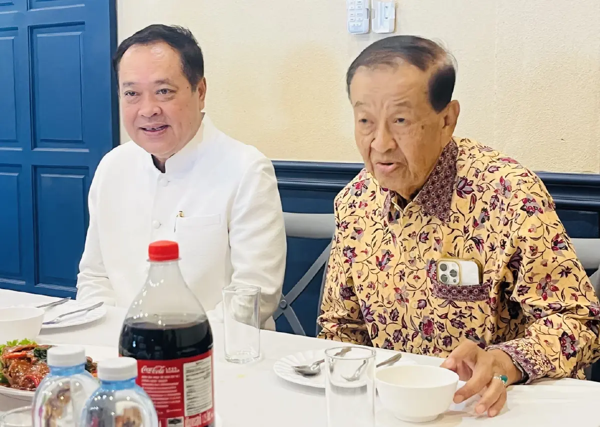 "วันนอร์-พ.ต.อ.ทวี ชื่นมื่นร่วมงานแต่งลูกชาย "สส.กมลศักดิ์" ย้ำคุยแต่เรื่องทั่วไป ไม่แตะการเมือง