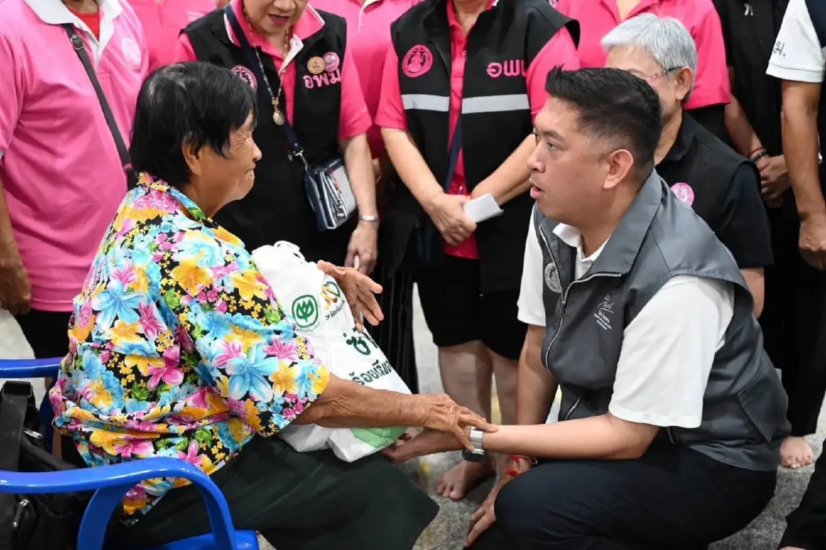 "รมว.ป๊อป ลุยน้ำท่วม กทม.! ตั้งครัวกลาง-แจกถุงยังชีพช่วยกลุ่มเปราะบาง"