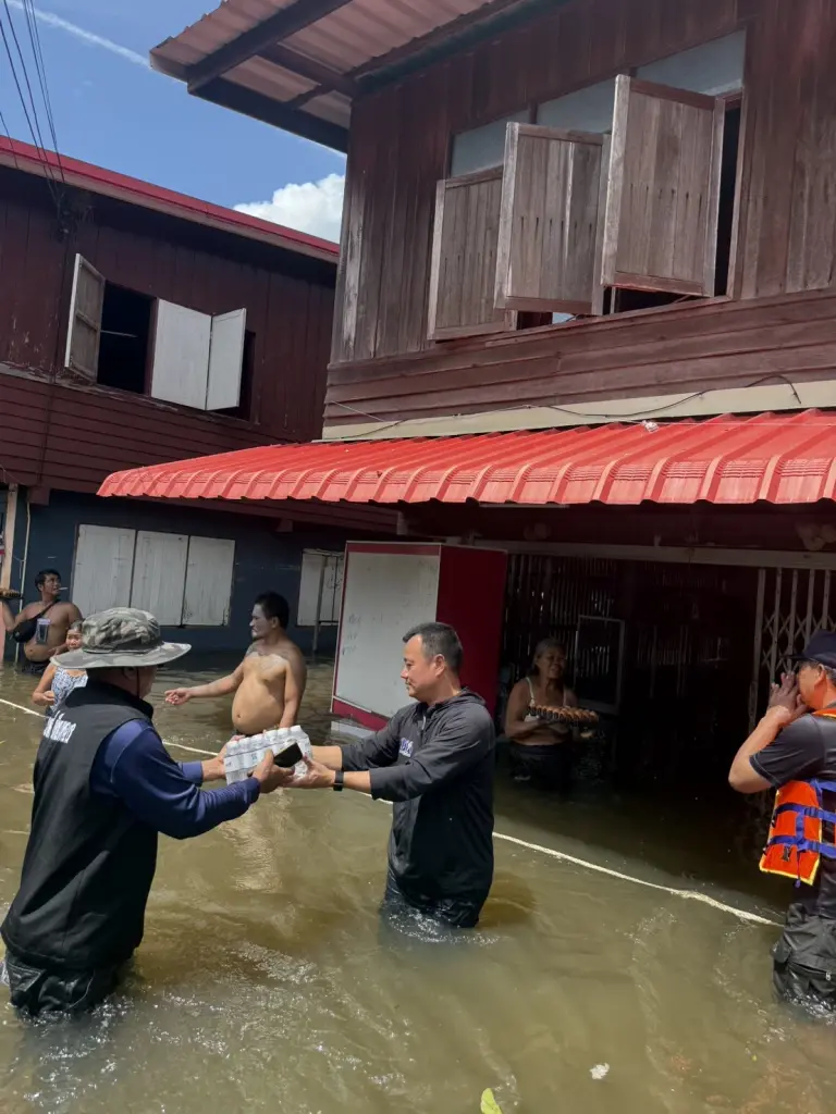สระแก้วยังอ่วม! “สรวงศ์” นำทีมส่งน้ำ-อาหาร ต่อเนื่องวันที่ 5
