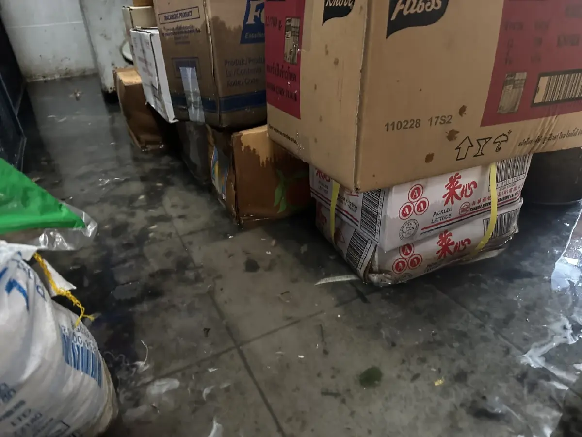 “ถนนเสรีไทย” น้ำเริ่มลด ชาวบ้านบางส่วนกลับมาใช้ชีวิตตามปกติ