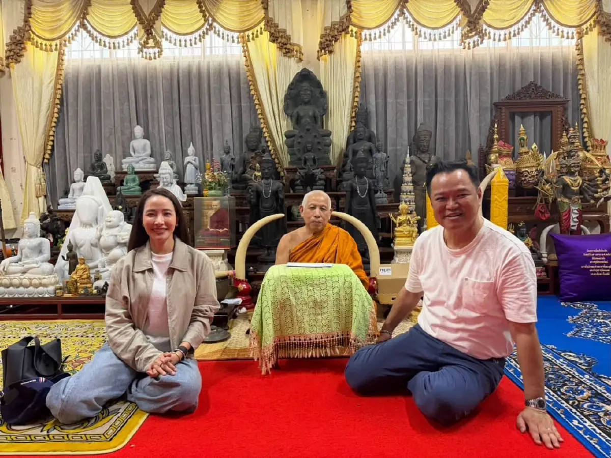 “อนุทิน” ติดตลก โชว์ยันต์ “หลวงพ่อสำลี” หลังมือ บอกพุทธคุณ “กันผู้สื่อข่าวถาม” ก่อนบินลุยภารกิจ 3 ประเทศ