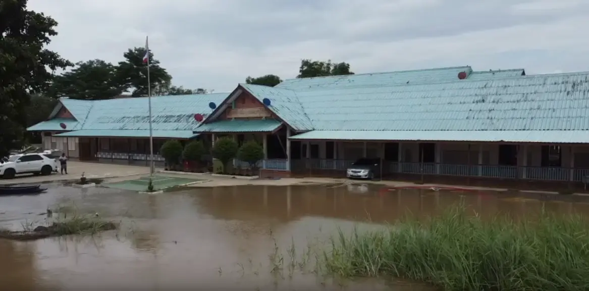 โรงเรียนวัดตะกู น้ำท่วมจ่อประตู คุณครูภาวนาขออีกสัปดาห์โรงเรียนก็จะสอบปิดเทอมแล้ว ยกของขึ้นนั่งร้านเตรียมรับมือ