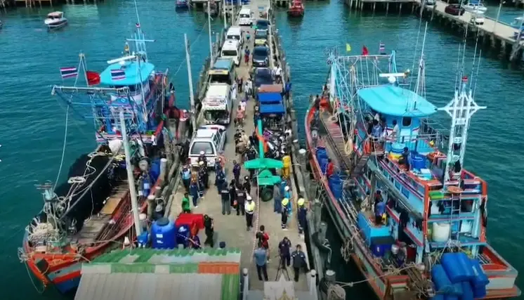 พายุถล่ม ซัดเรือประมงล่ม กลางทะเลสัตหีบ รอด 15 ดับ 1 สูญหาย 6 ชีวิต