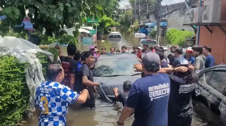 ศิษย์เก่า – น.ศ.อุเทนถวาย ระดมช่วยยกรถกีดขวาง ลาดพร้าว 101 แยก 40 เปิดทางเครื่องสูบน้ำ