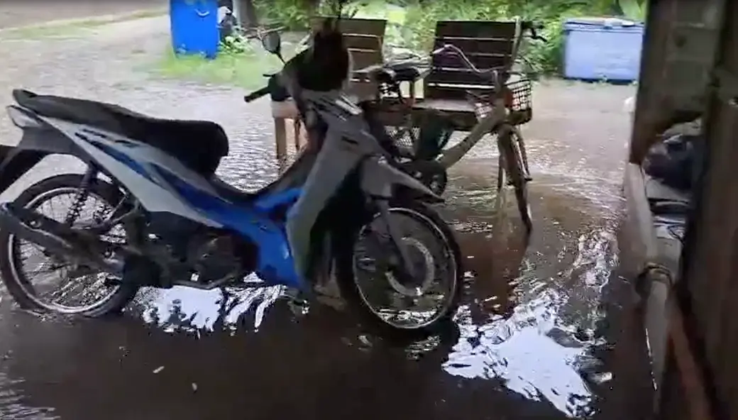 เพจ "เตือนภัยพิบัติฯ" เผย "อีสาน" อ่วมเสี่ยงน้ำท่วม ด้านสังขะอ่วมอีกแล้ว "ที่ทำการกำนัน" ก็ไม่รอด ฝนตกหนักต่อเนื่อง
