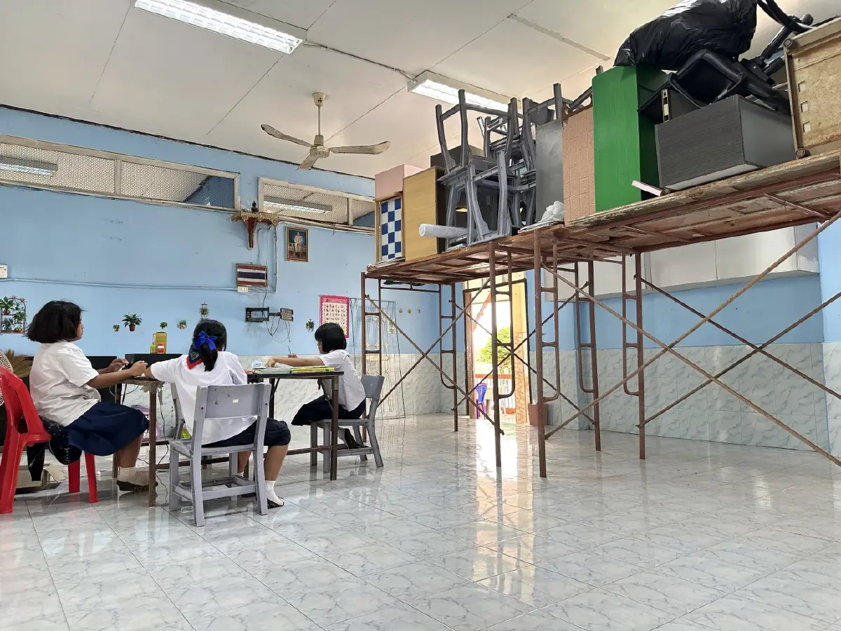 โรงเรียนวัดตะกู น้ำท่วมจ่อประตู คุณครูภาวนาขออีกสัปดาห์โรงเรียนก็จะสอบปิดเทอมแล้ว ยกของขึ้นนั่งร้านเตรียมรับมือ