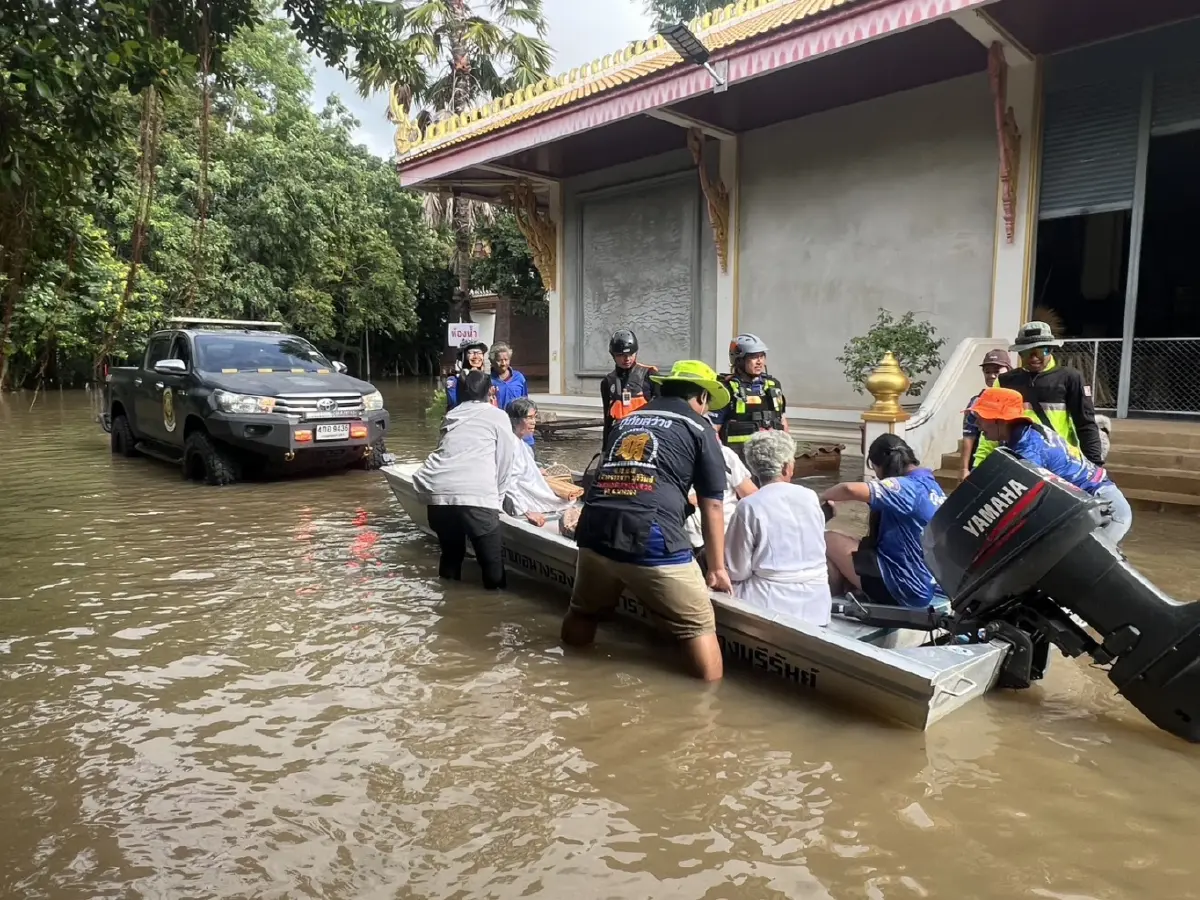 น้ำท่วมบุรีรัมย์วิกฤตสูง 1.6 เมตร กู้ภัยระดมเรืออพยพผู้ป่วย