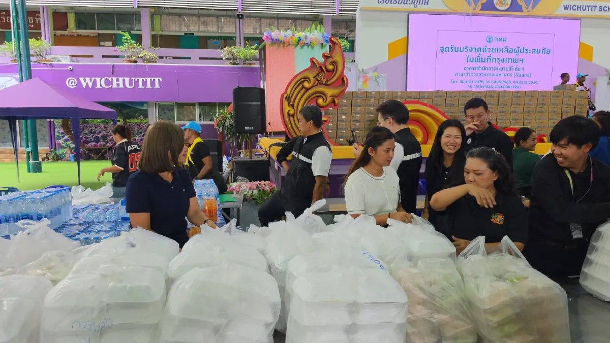 "ชัชชาติ" ระดมครัวโรงเรียน "ผลิตอาหาร 6 หมื่นชุดต่อมื้อ" ลุยน้ำแจกผู้ประสบภัย พร้อมเปิดรับบริจาค "นมเด็ก-ถุงยังชีพ"