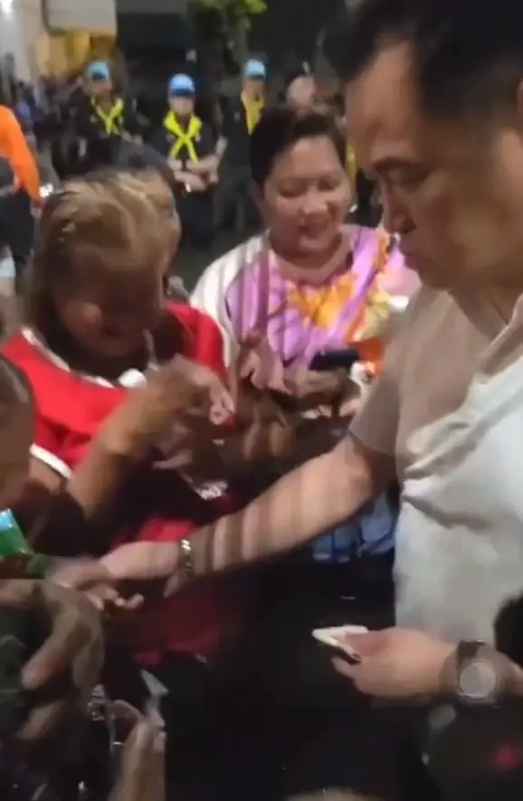 คลิปว่อน! นายกฯ ควักเงินส่วนตัวแจกชาวบ้านน้ำท่วม เช็กข้อกฎหมายผิดไหม?