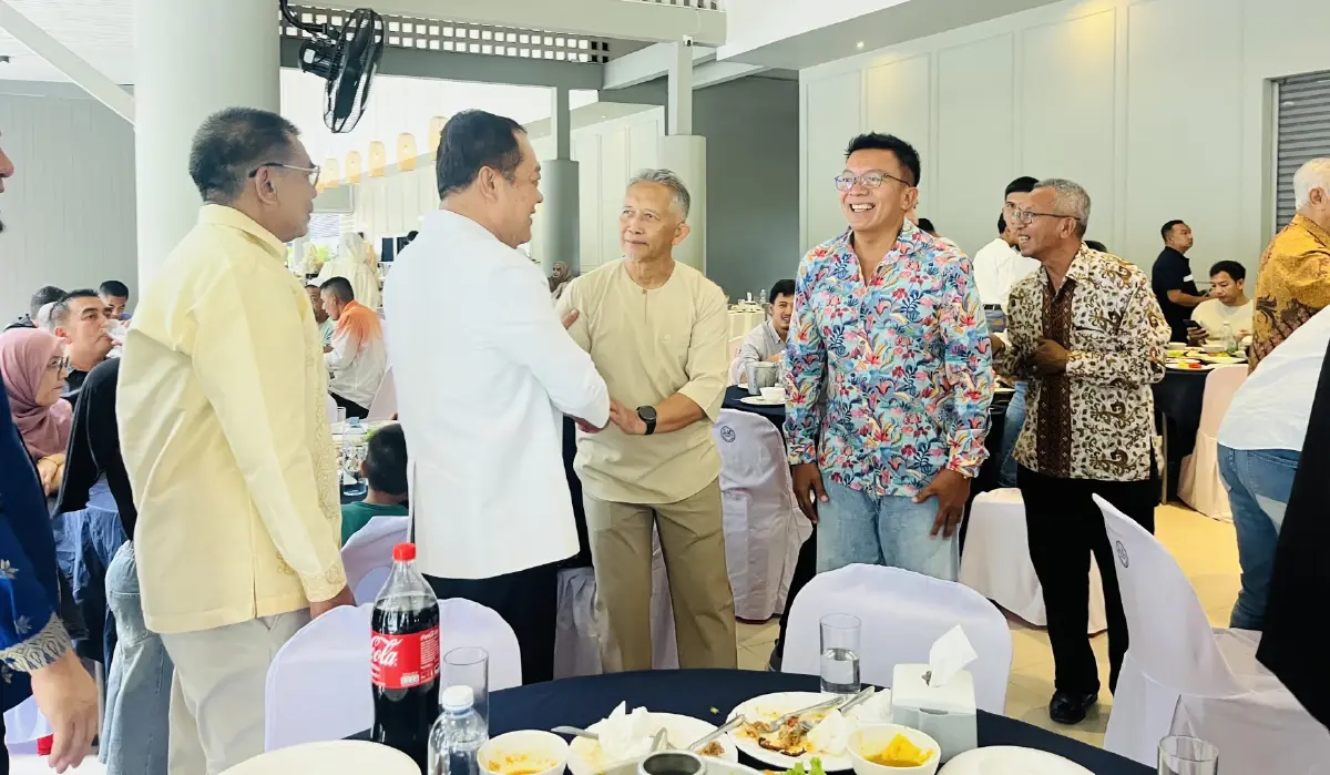 "วันนอร์-พ.ต.อ.ทวี ชื่นมื่นร่วมงานแต่งลูกชาย "สส.กมลศักดิ์" ย้ำคุยแต่เรื่องทั่วไป ไม่แตะการเมือง