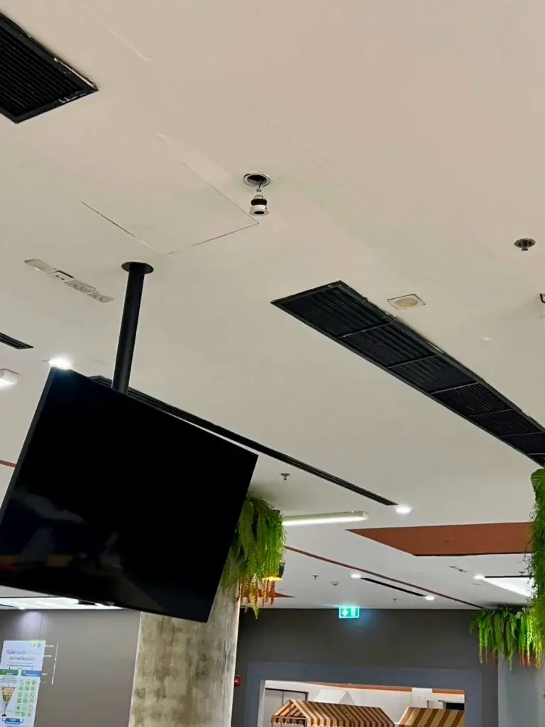 งามหน้าซ้ำซาก!! ฝ้าเพดาน "โรงอาหารรัฐสภา" ชั้น B2 ถล่มทับโต๊ะเก้าอี้พังยับ โชคดีเป็นวันหยุดไม่มีคนเจ็บ