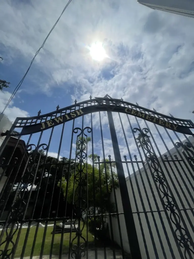สำรวจสุสานชาวยิว ย่านเจริญกรุง พบแยกพื้นที่ฝังร่างชาวยิวมานานกว่า 30 ปี