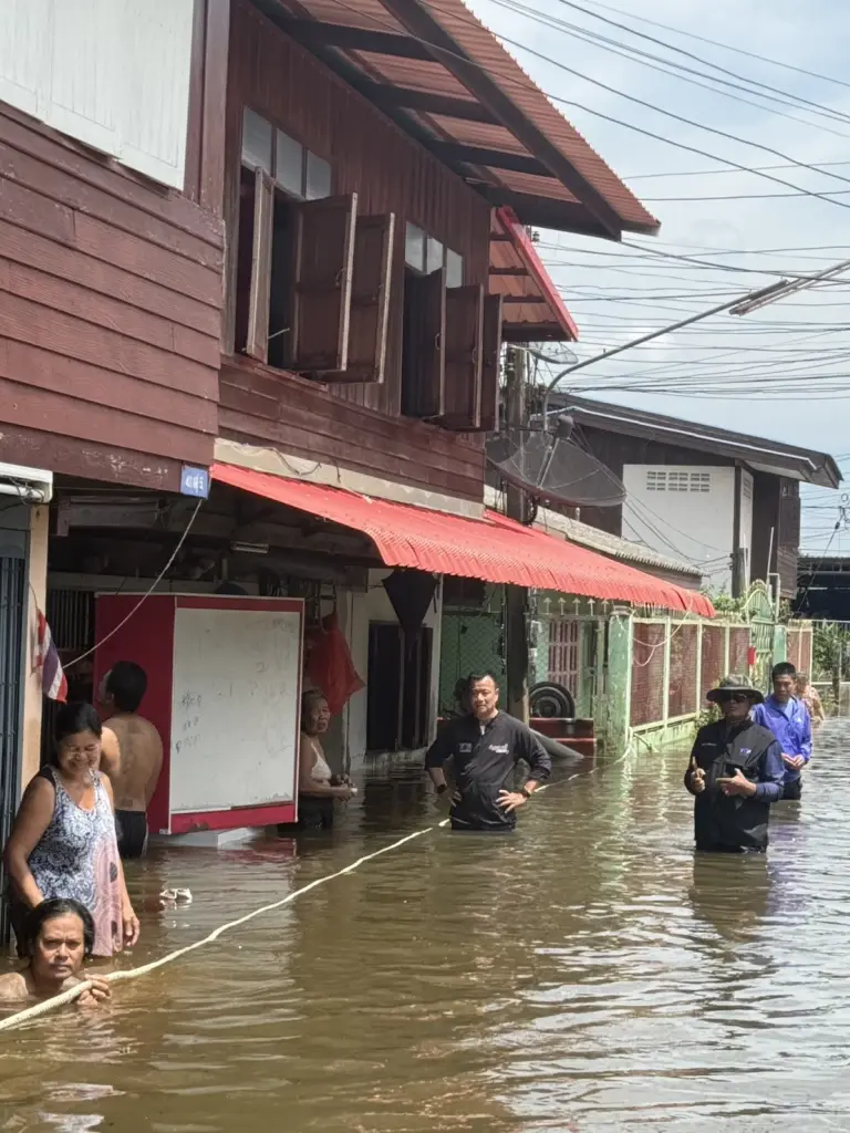 สระแก้วยังอ่วม! “สรวงศ์” นำทีมส่งน้ำ-อาหาร ต่อเนื่องวันที่ 5