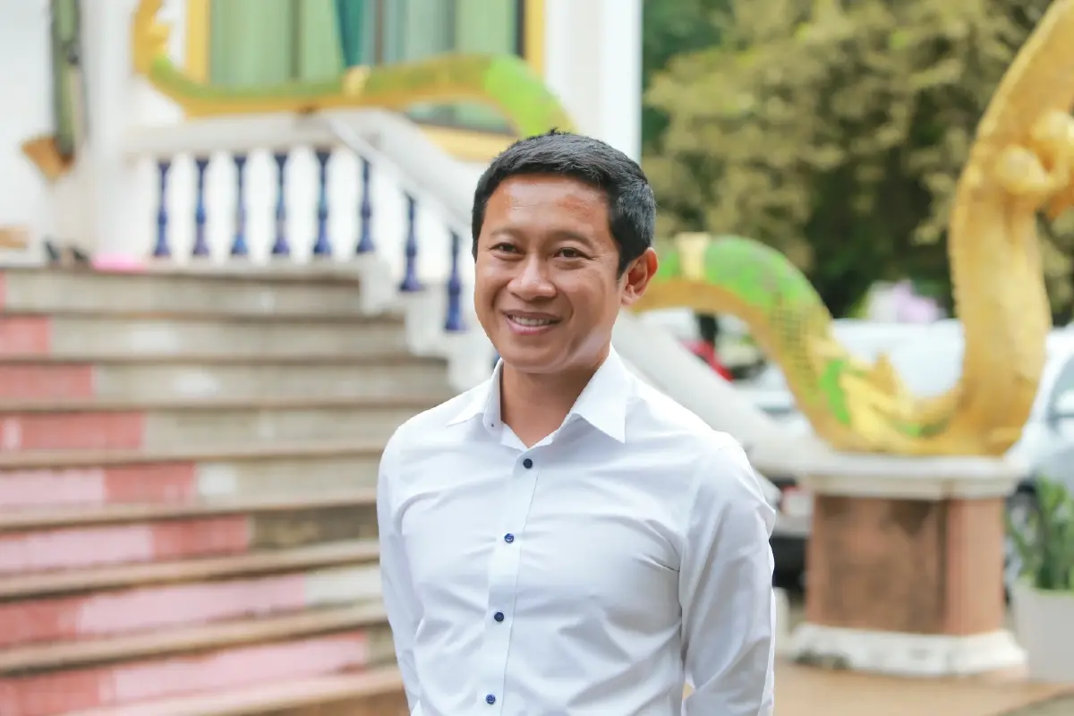 "นายวัฒนา ช่างเหลา"