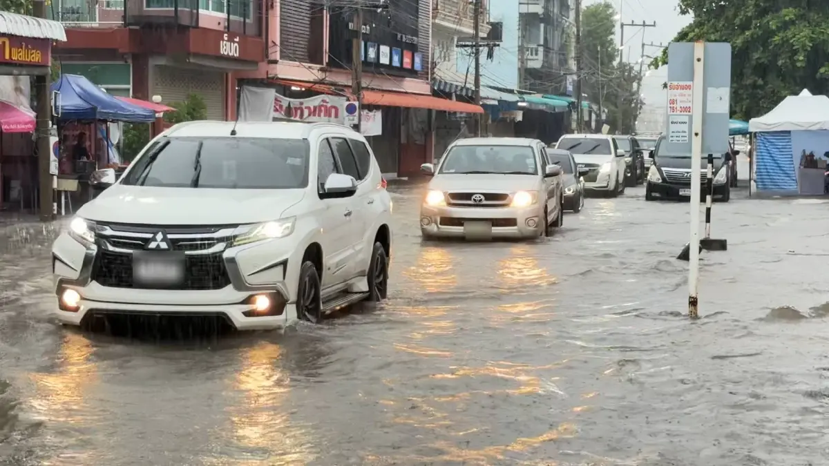 ฝนกระหน่ำเมืองชัยนาทหนัก! ร.ร.ประกาศหยุดเรียนฉุกเฉิน น้ำเหนือเขื่อนเจ้าพระยาดันสูง