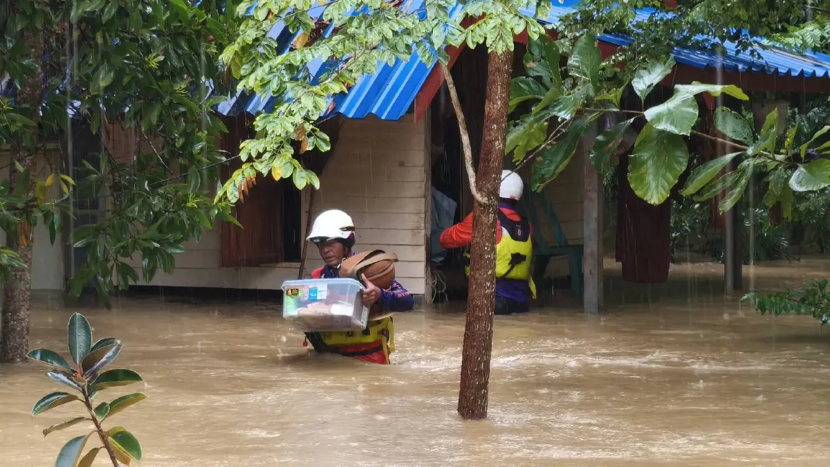 มูลนิธิอาสาเพื่อนพึ่ง (ภาฯ) ลุยช่วยน้ำท่วม "สระแก้ว" อพยพ "ผู้ป่วยติดเตียง-แจกอาหาร"