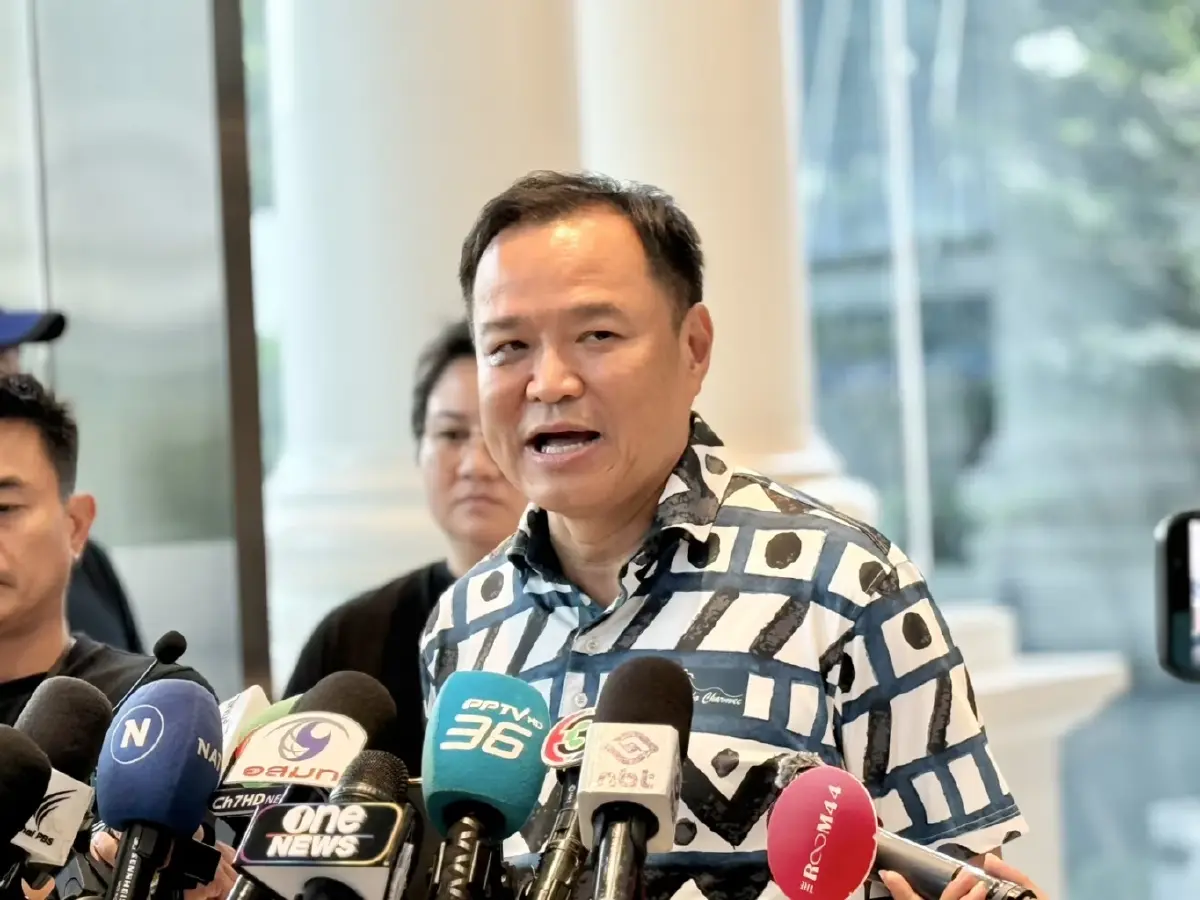 อนุทิน ชาญวีรกูล นายกรัฐมนตรีและรัฐมนตรีว่าการกระทรวงมหาดไทย ในฐานะหัวหน้าพรรคภูมิใจไทย 