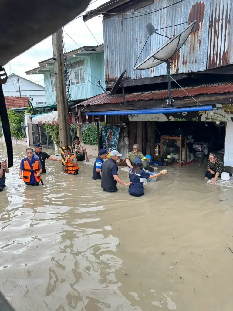สภากาชาดไทย เปิดครัวเคลื่อนที่แจกอาหารปรุงสุก "เสริมเรือใหญ่-รถสูง" เข้าพื้นที่วิกฤต