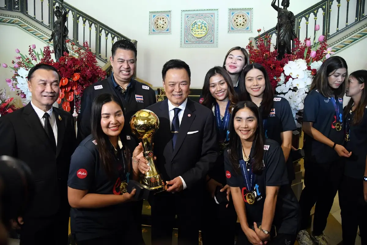 ตัวมัมสุดปัง! "นายกฯ" เปิดทำเนียบเลี้ยงต้อนรับ "วอลเลย์บอลสาวไทย" พร้อมลุย "โอลิมปิก 2028" พร้อมโชว์โอนเงินสด 14 ล้าน เข้าบัญชีเรียลไทม์