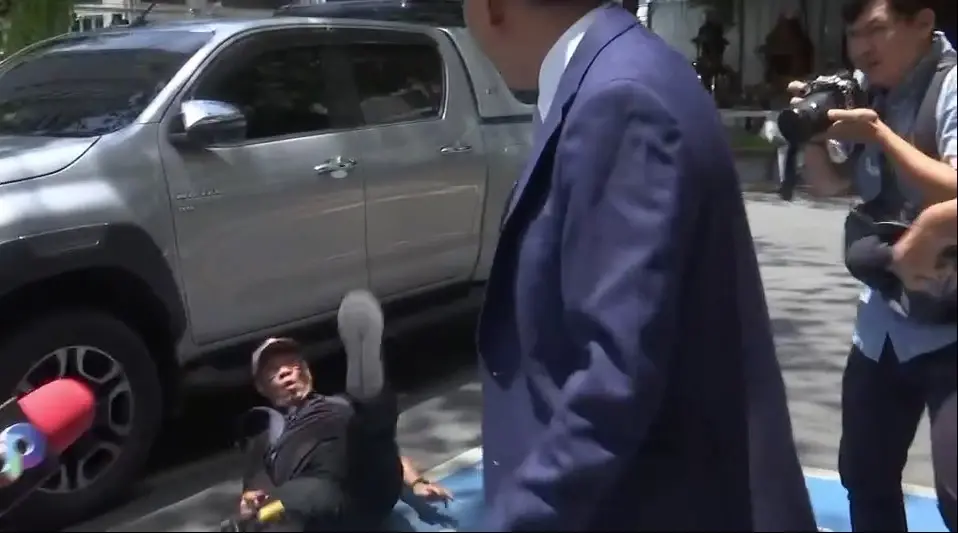 "ณัฐวุฒิ" เดือดจัด พุ่งผลัก "สมชัย" ล้มหน้า สน.ทองหล่อ ขณะปั่นจักรยานมาแจ้งความ (มีคลิป)