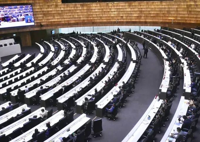สภาวุ่นกลางดึก! "โรม" เสนอนับองค์ประชุม ก่อนสั่งปิดประชุมด่วน