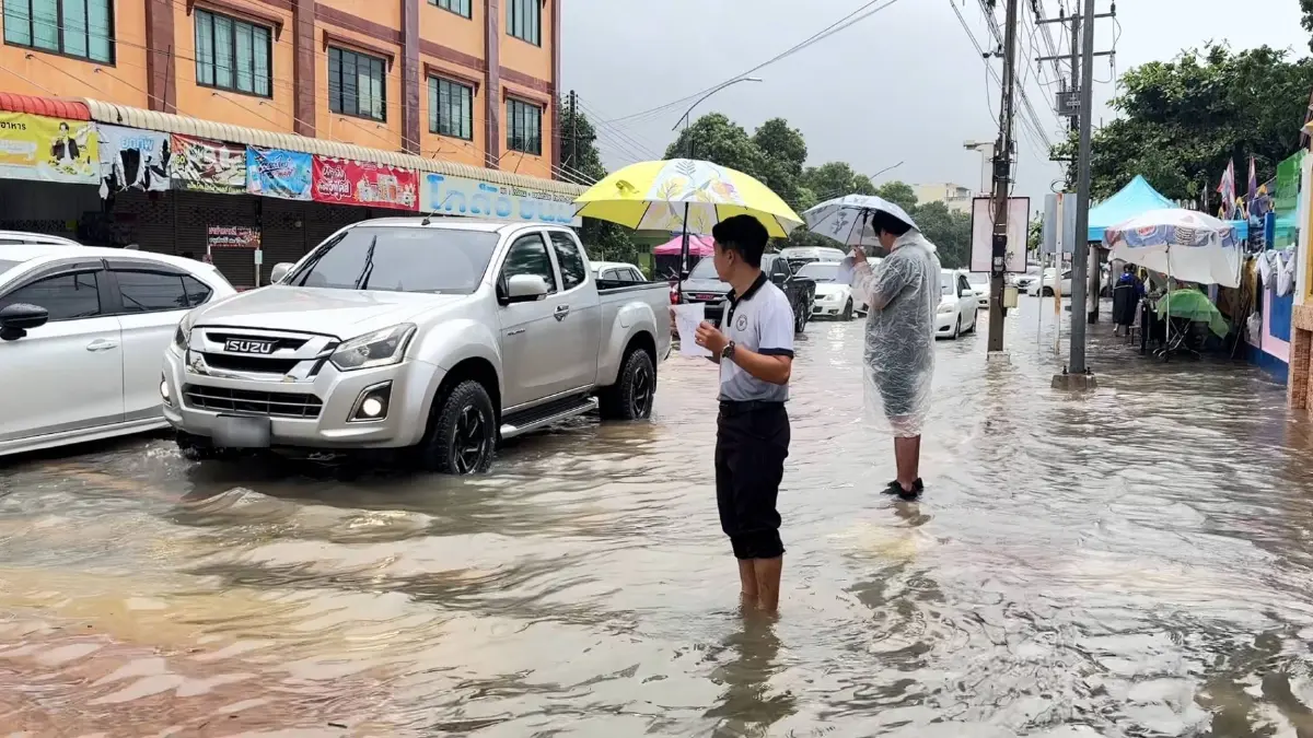 ฝนกระหน่ำเมืองชัยนาทหนัก! ร.ร.ประกาศหยุดเรียนฉุกเฉิน น้ำเหนือเขื่อนเจ้าพระยาดันสูง
