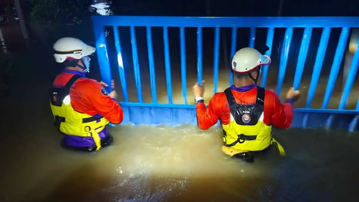 มูลนิธิอาสาเพื่อนพึ่ง (ภาฯ) ลุยช่วยน้ำท่วม "สระแก้ว" อพยพ "ผู้ป่วยติดเตียง-แจกอาหาร"
