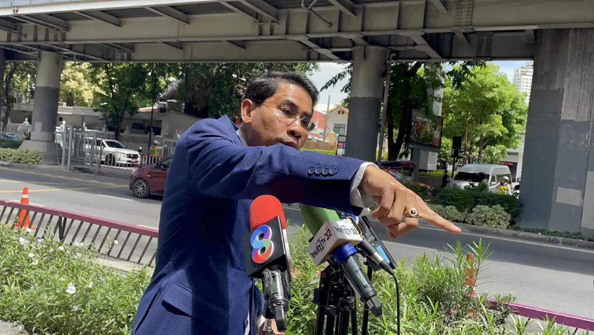 "ณัฐวุฒิ" ยื่น ผบ.ตร. เอาผิด “สมชัย” ปมรับบริจาค อ้างภาพผลักหน้า สน.ทองหล่อ เป็น AI ตัดต่อ