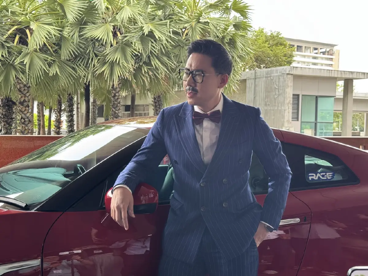"ทนายตั้ม" จัดเต็มคอสเพลย์ "โคนัน" ขับสปอร์ตแดงบุกสภา ทวงโควตา "สลากผู้พิการ"