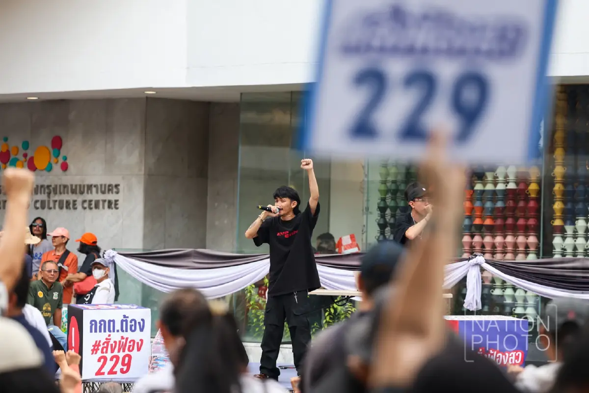ประชาชนร่วมกิจกรรมไอลอว์แน่นหอศิลป์ กดดัน กกต. ฟ้องคดีฮั้ว สว. 229 คน