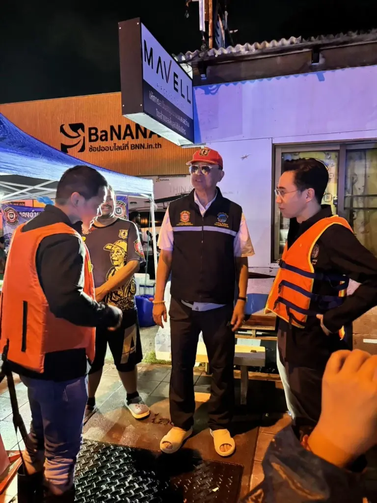 "ยศชนัน" ลุย สจล.ลาดกระบัง เร่งช่วยผู้ประสบภัยน้ำท่วมร่มเกล้า