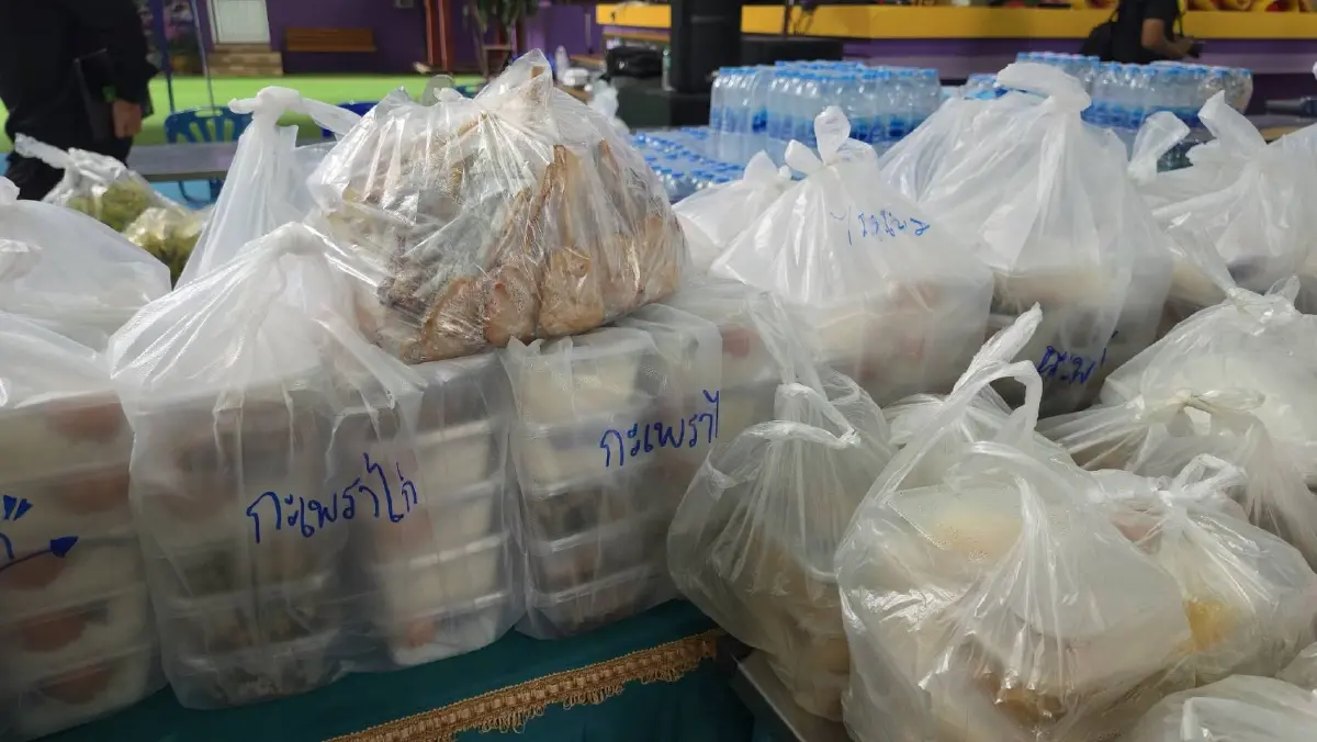 "ชัชชาติ" ระดมครัวโรงเรียน "ผลิตอาหาร 6 หมื่นชุดต่อมื้อ" ลุยน้ำแจกผู้ประสบภัย พร้อมเปิดรับบริจาค "นมเด็ก-ถุงยังชีพ"