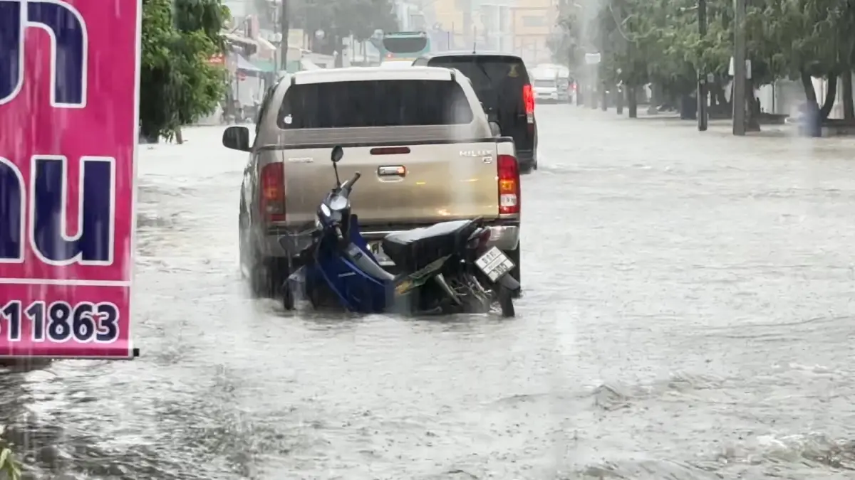 ฝนกระหน่ำเมืองชัยนาทหนัก! ร.ร.ประกาศหยุดเรียนฉุกเฉิน น้ำเหนือเขื่อนเจ้าพระยาดันสูง