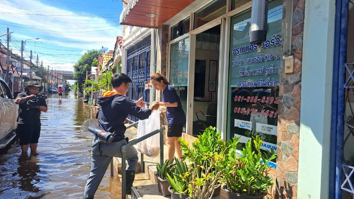 "เท้ง ณัฐพงษ์" ลุย "น้ำท่วมนนทบุรี" ชื่นชมเทศบาลเยียวยาไว วันเดียวเงินเข้าบัญชี พร้อมแจกข้าว 400 ชุด
