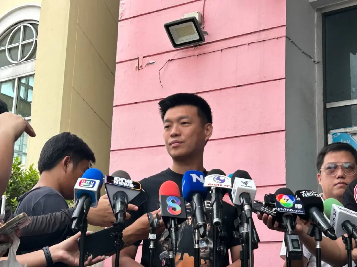 "เท้ง" ร่วม "ไอลอว์" เดินขบวนแสดงพลัง กดดัน กกต. ก่อนลงมติชี้ชะตาวันพรุ่งนี้