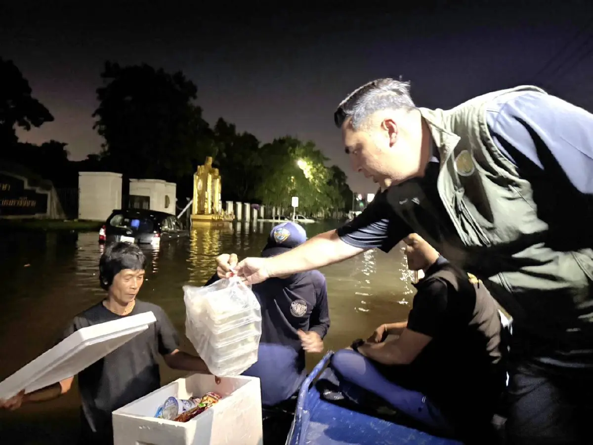 นั่งเรือฝ่าวิกฤต! "วัชระพล" ลงพื้นที่เคหะร่มเกล้า ลุยน้ำแจกอาหารและนมกล่อง 18,000 กล่องถึงมือชาวบ้าน