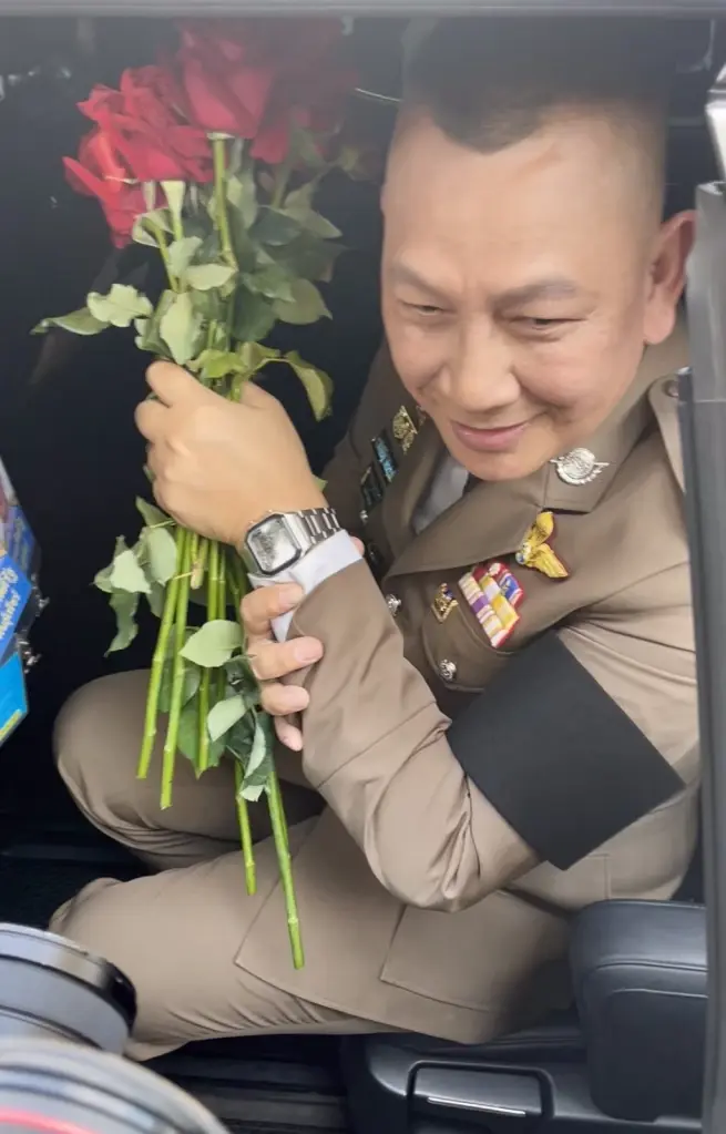 "บิ๊กต่าย" โชว์นาฬิกา Casio ของขวัญ "อนุทิน" ลั่น "ภูมิใจมากที่ได้มา" หลังพิธีอำลาตำแหน่ง ผบ.ตร.คนที่ 15
