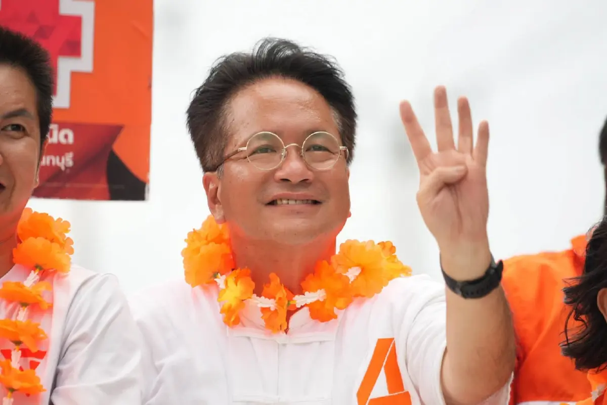 นายเดชรัต สุขกำเนิด