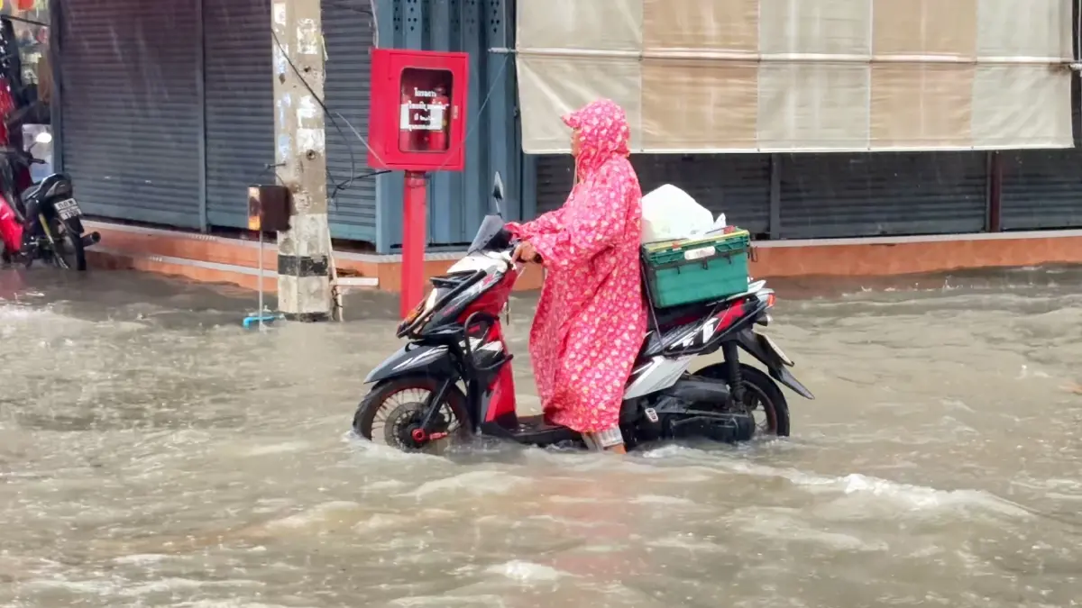 ฝนกระหน่ำเมืองชัยนาทหนัก! ร.ร.ประกาศหยุดเรียนฉุกเฉิน น้ำเหนือเขื่อนเจ้าพระยาดันสูง