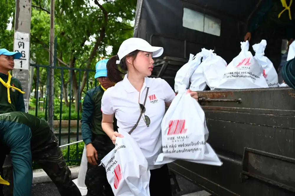 กองทัพบก–เดอะมอลล์ กรุ๊ป ผนึกกำลังช่วยเหลือผู้ประสบอุทกภัยในพื้นที่บางกะปิ ร่วมส่งต่อความช่วยเหลือ บรรเทาความเดือดร้อนประชาชนในชุมชนแฟลตคลองจั่น