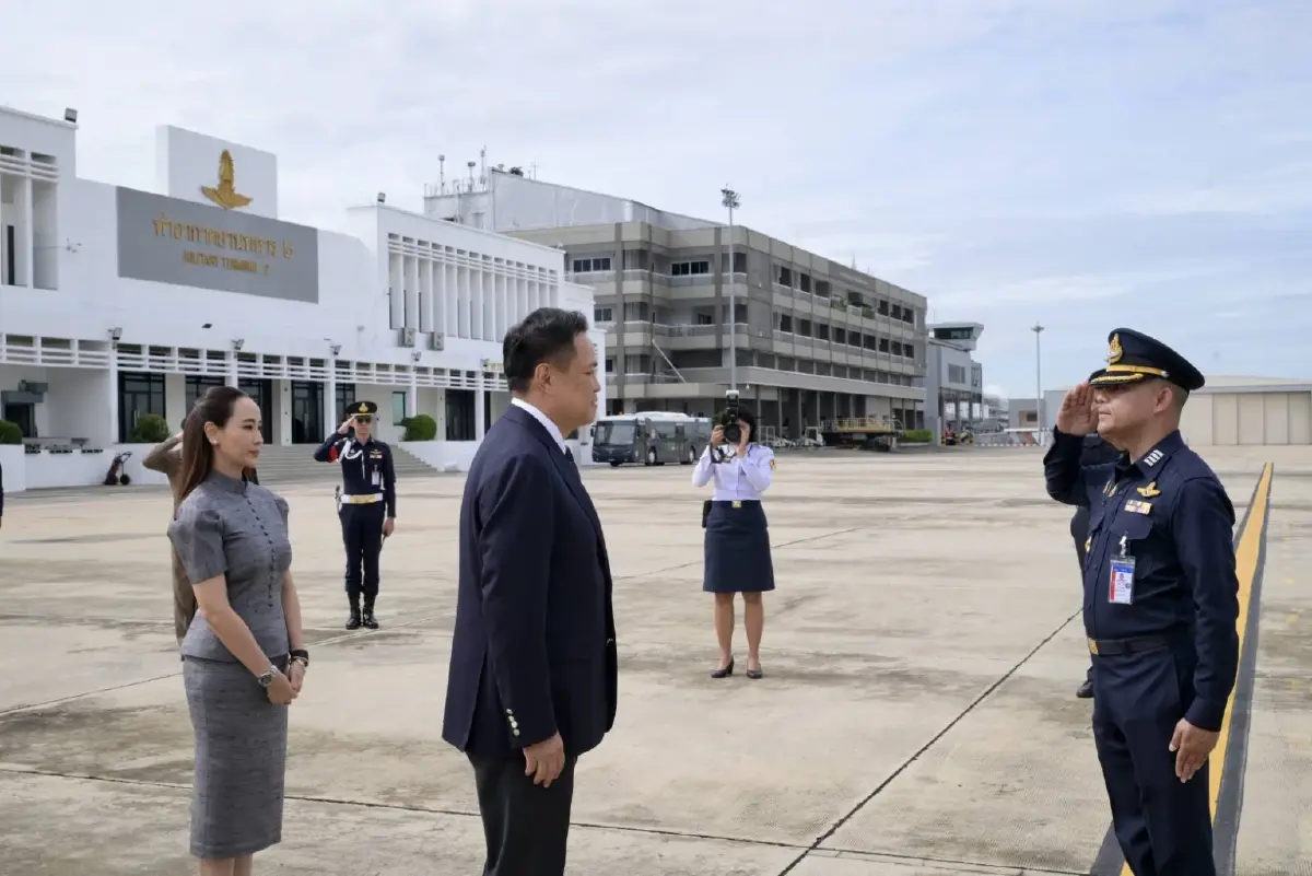 “อนุทิน” ติดตลก โชว์ยันต์ “หลวงพ่อสำลี” หลังมือ บอกพุทธคุณ “กันผู้สื่อข่าวถาม” ก่อนบินลุยภารกิจ 3 ประเทศ