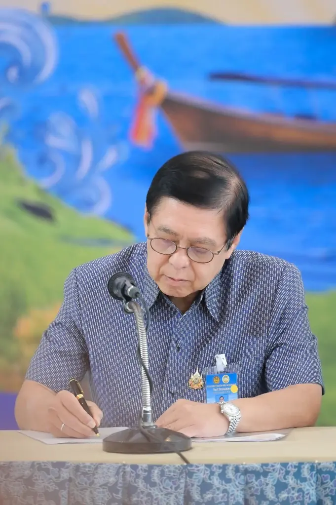 นายสีหศักดิ์ พวงเกตุแก้ว รองนายกรัฐมนตรีและรัฐมนตรีว่าการกระทรวงการต่างประเทศ 