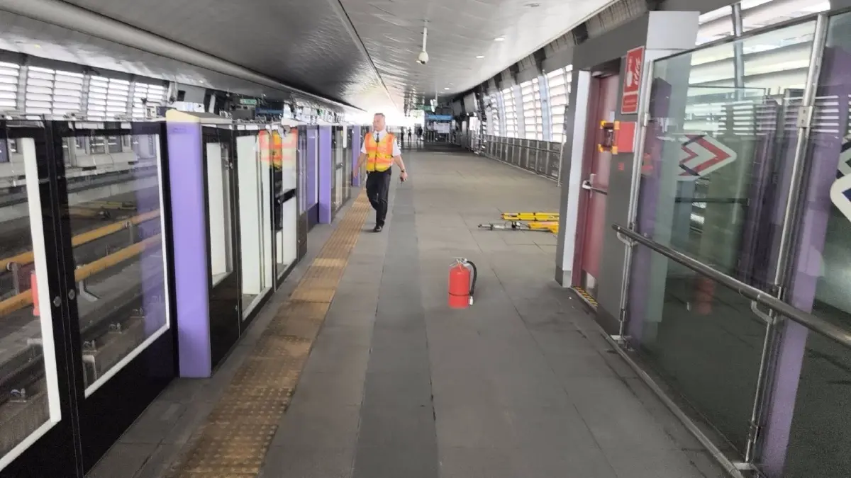 ระทึก! "ไฟช็อตรางรถไฟฟ้าเตาปูน" เพลิงลุกท่วม กู้ภัยลุยคุมเพลิง-สั่งปิดสถานีชั่วคราว