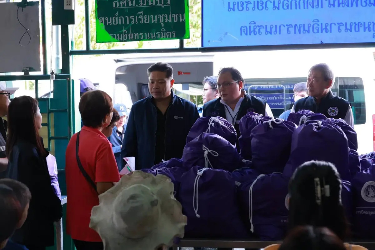 กนอ. นำทัพผู้บริหารลงพื้นที่นิคมฯ บางชัน มอบถุงยังชีพช่วย 6 ชุมชนประสบภัยน้ำท่วม
