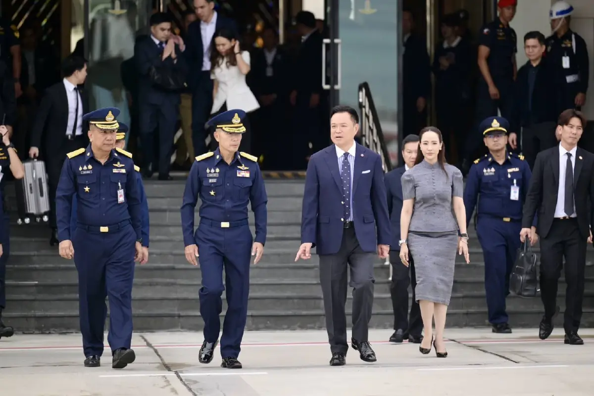 “อนุทิน” ติดตลก โชว์ยันต์ “หลวงพ่อสำลี” หลังมือ บอกพุทธคุณ “กันผู้สื่อข่าวถาม” ก่อนบินลุยภารกิจ 3 ประเทศ